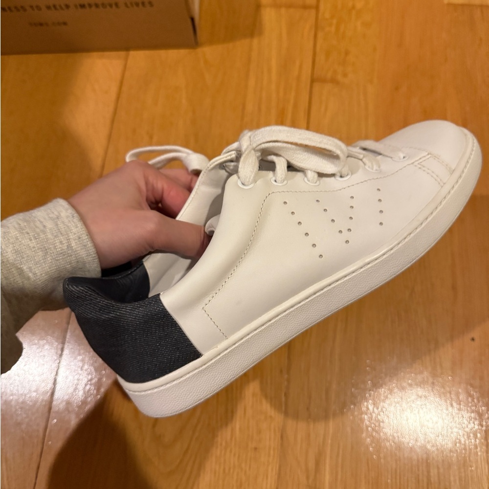 (new) Vince White and Dark Blue Men’s Leather Sneakers (US 6)